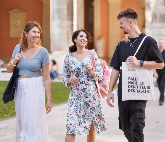 Studierende im Arkardenhof