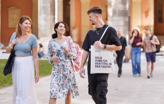 Studierende im Arkardenhof